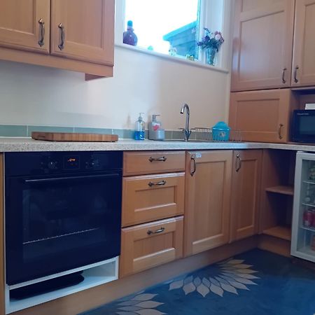 Home From Home Guesthouse Лейстън Екстериор снимка