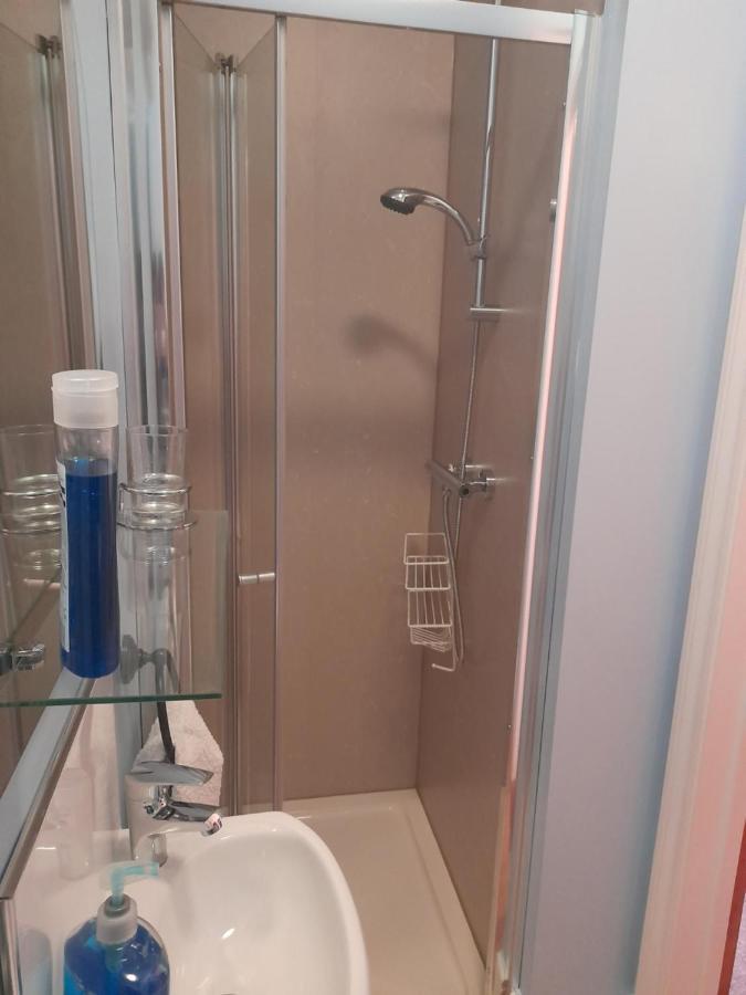 Home From Home Guesthouse Лейстън Екстериор снимка